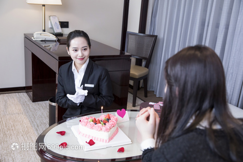 酒店服務人員為客戶慶生 攝影攝像服務點亮難忘時刻